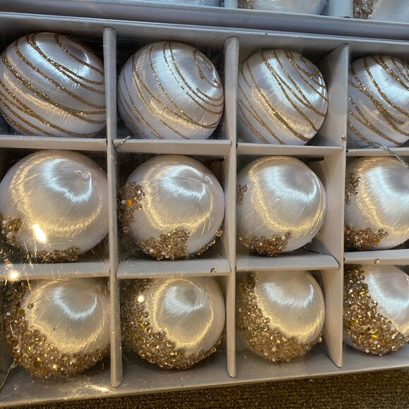 Christmas Balls X 36 2" white & Gold + 12 X 3" Gold - Picture 4 of 13